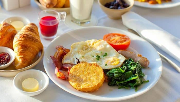 Що корисно на сніданок? Що краще їсти вранці, а які продукти їсти не можна
