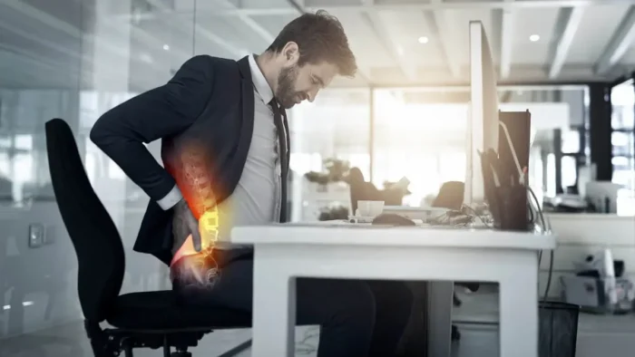 Як сидячий спосіб життя руйнує хребет: що можна зробити вже сьогодні