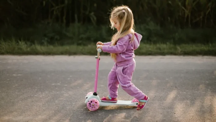 Як вибрати ідеальний самокат для дівчинки: поради експертів для безпечних пригод