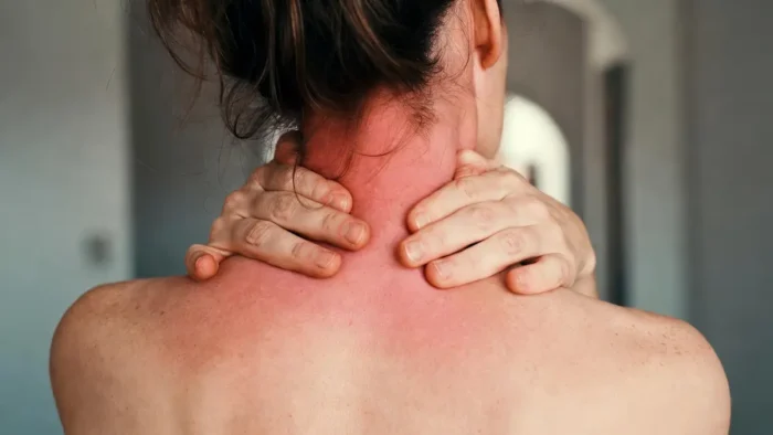 Біль у шиї: причини, симптоми та що реально допомагає